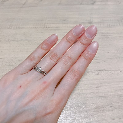 重ね付けの婚約指輪